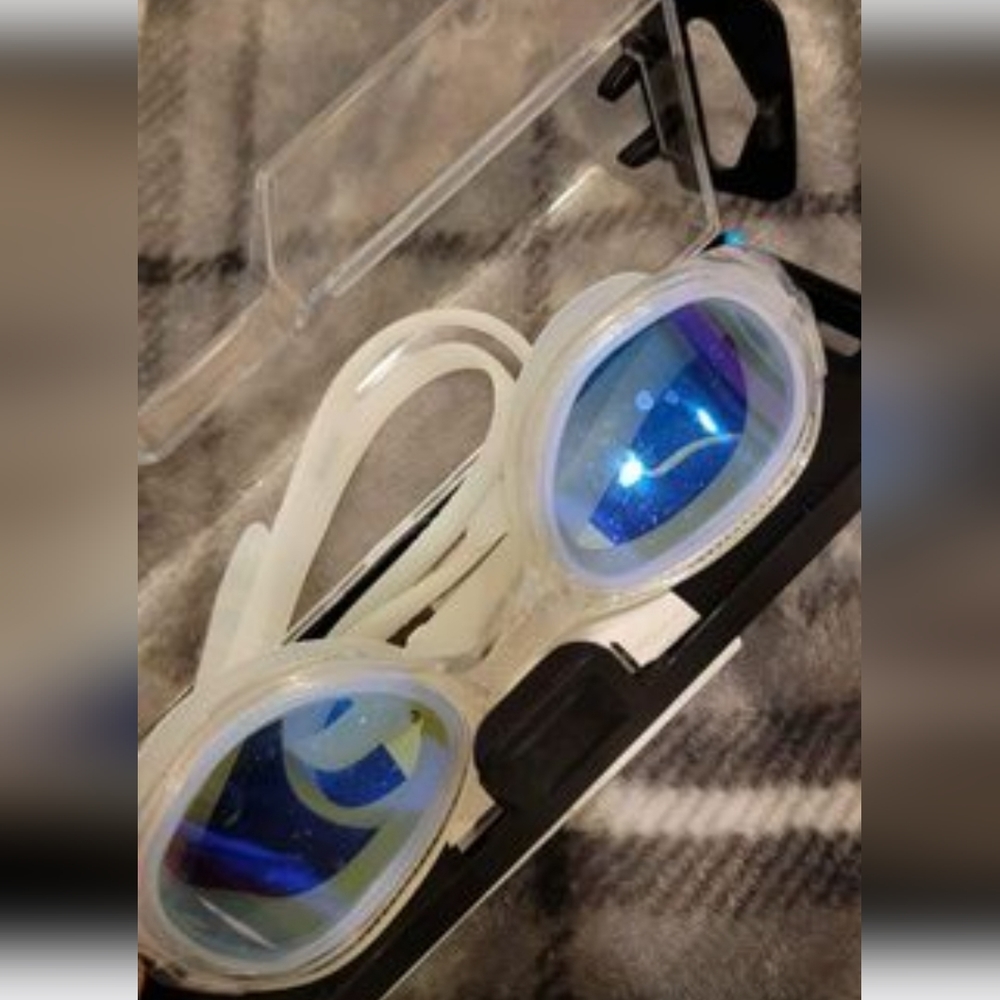 Polarized swimming goggles